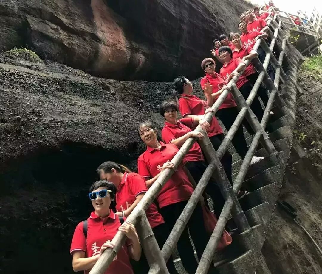 丹霞天梯一线红.jpg