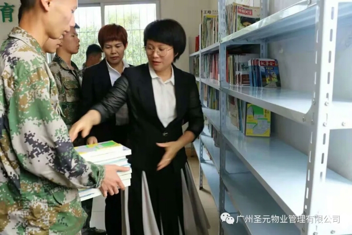 学员们开心地捧着书籍前往图书室1.jpg