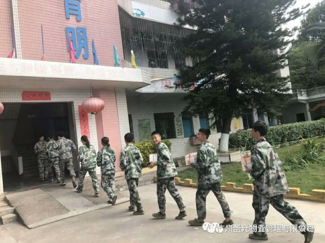 学员们开心地捧着书籍前往图书室.jpg