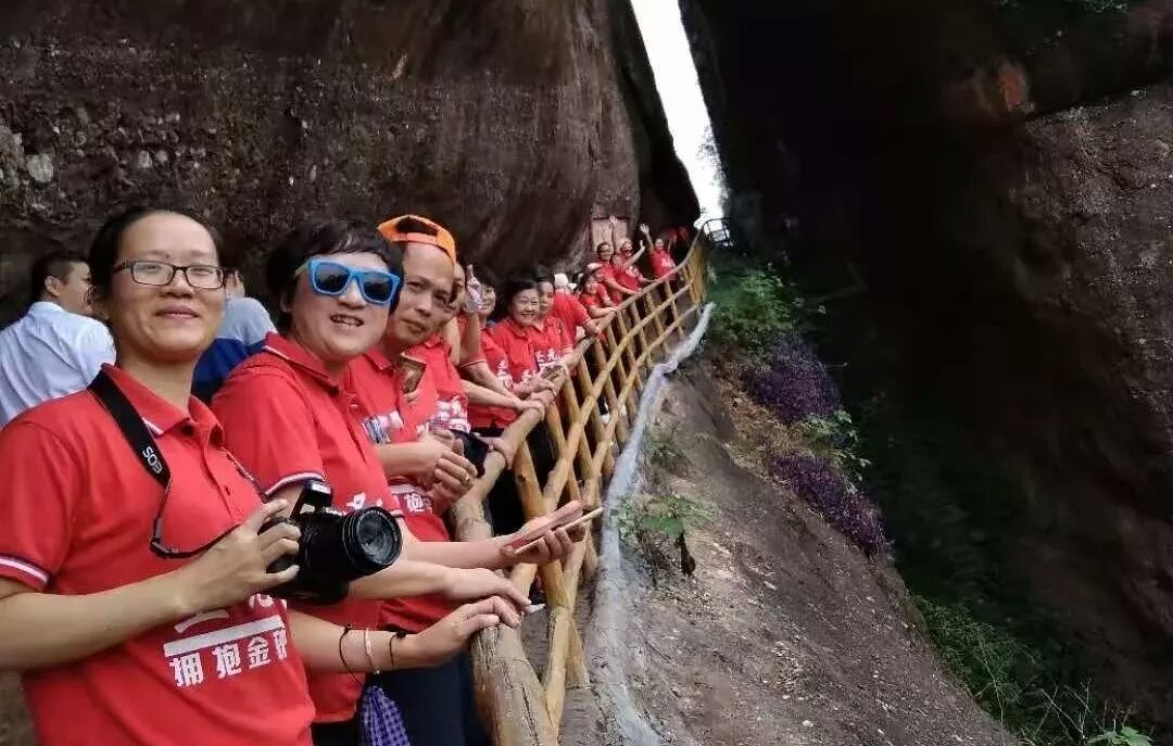 我要和大家一起照.jpg