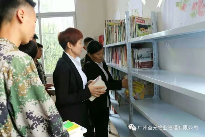 学员们开心地捧着书籍前往图书室4.jpg
