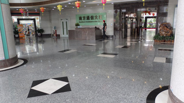23大堂大理石地面洁净明亮.jpg