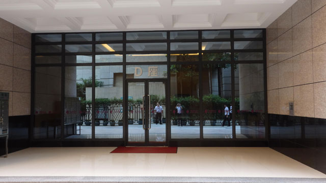 16大堂大门口窗明几净.jpg